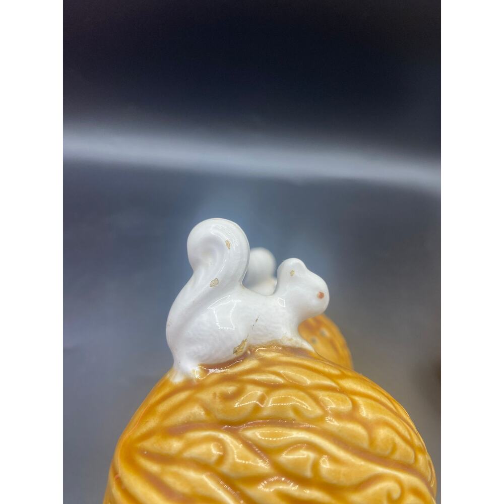 Vintage Enesco White Squirrels on Walnuts Nuts E4155 Salt & Pepper Shakers - Picture 8 of 10